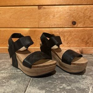 Pierre Dumas Women's Wedge Platform Sandal - black metallic